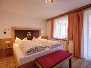 1 bedroom, internet, bed sheets