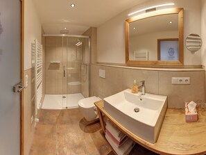 Shower, hair dryer, towels - Apartment 1 for 4 persons, 1 separate bedroom, balcony, 38 m² (Inzell)