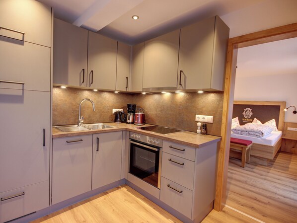 Fridge, oven, stovetop, dishwasher