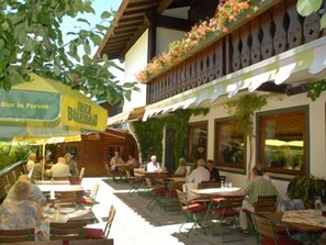 Outdoor dining - Apartment 2 for 6 persons, 2 separate bedrooms, balcony, 65 m² (Inzell)