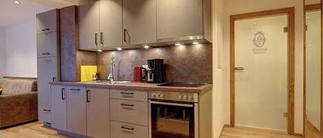 Kjøleskap, ovn, kokeplater og oppvaskmaskin