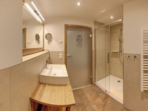 Dusche, Haartrockner, Handtücher