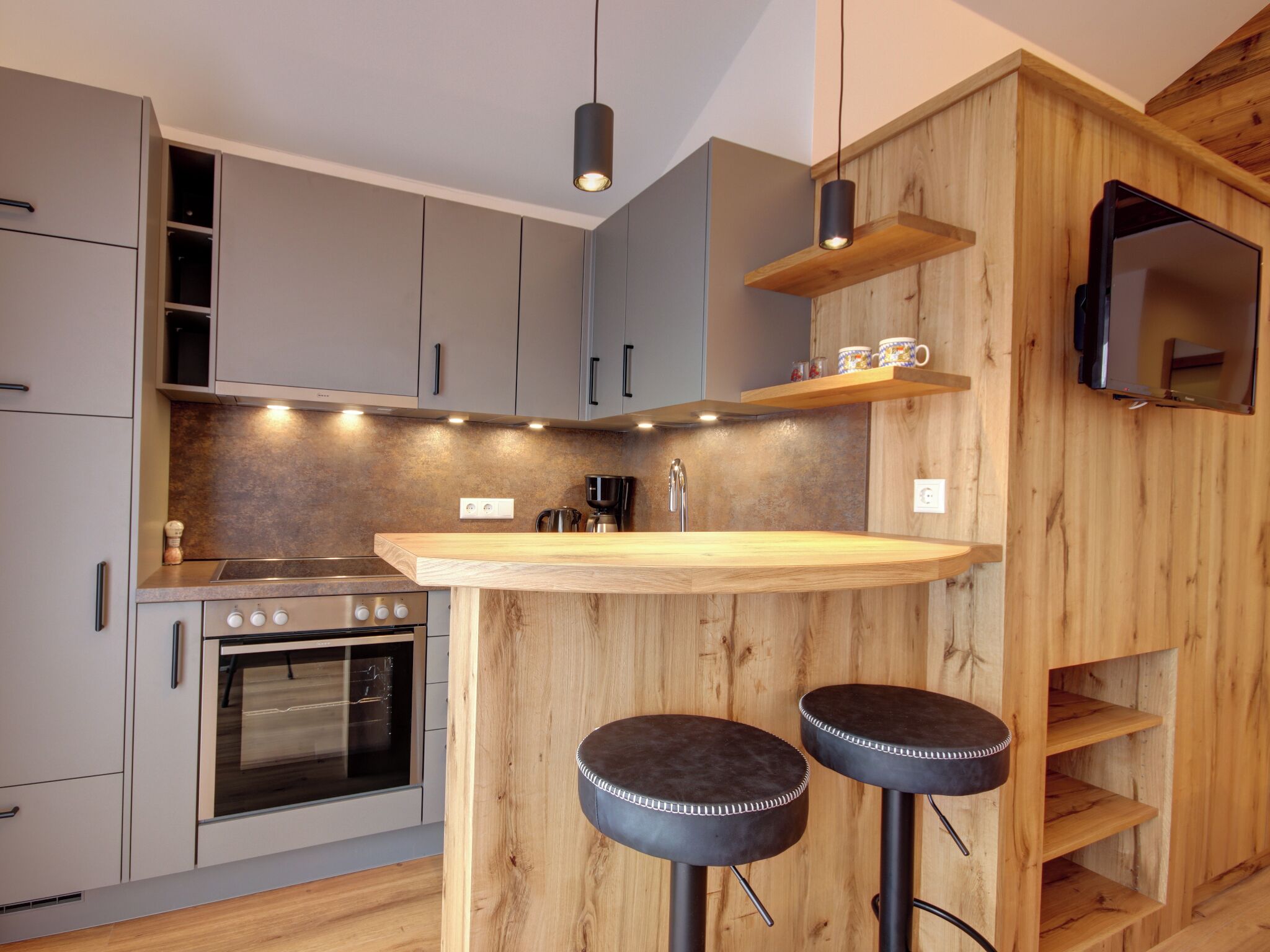 Fridge, oven, stovetop, dishwasher