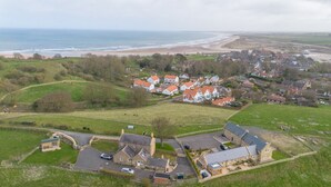 Un village côtier avec des maisons, une route et une plage.
