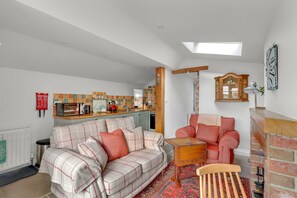 Una televisión, una chimenea