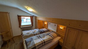 1 bedroom, bed sheets