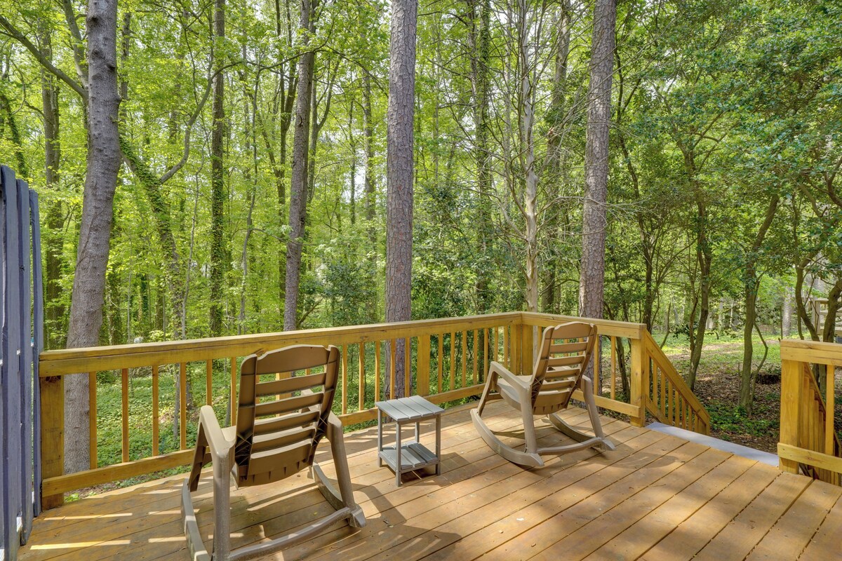 7 Mi to Dtwn Raleigh: Townhome w/ Deck!