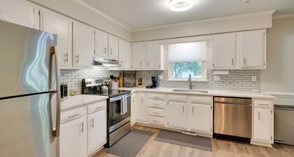 7 Mi to Dtwn Raleigh: Townhome w/ Deck!
