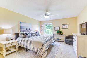 3 bedrooms, desk, iron/ironing board, Internet - Peaceful Escape w/ Golf Cart in The Villages! (The Villages)
