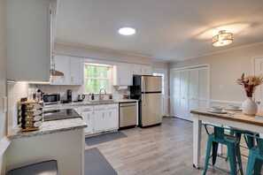 Réfrigérateur, micro-ondes, plaque de cuisson, lave-vaisselle