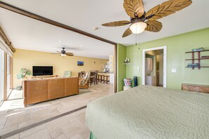 2 bedrooms, iron/ironing board, travel cot, Internet - 1 Mi to Magic Sands: Waterfront Big Island Condo (Kailua-Kona)