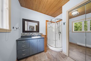 Shower, towels, toilet paper - Havre du Huit (Adstock)