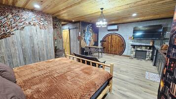 2 bedrooms, in-room safe, desk, iron/ironing board