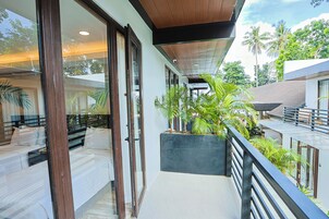 Habitación Deluxe con 1 cama doble o 2 individuales, baño privado, vistas parciales al mar | Terraza o patio