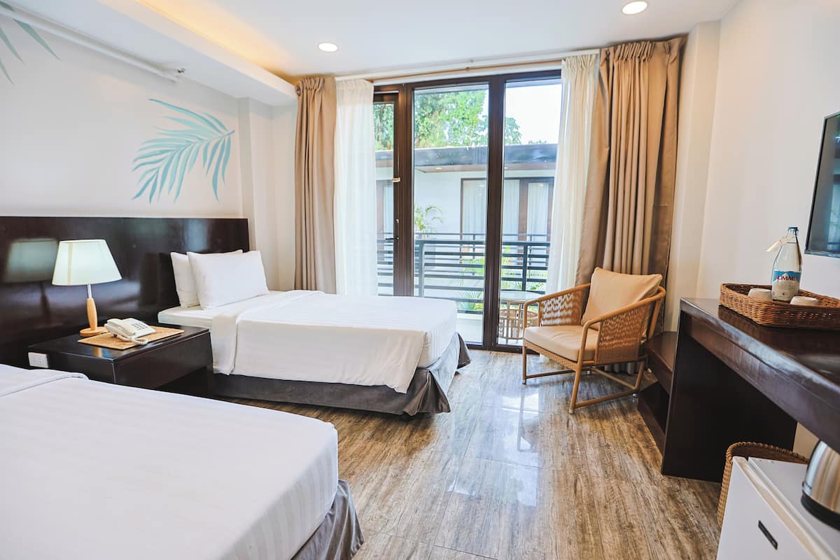 Deluxe Double or Twin Room, Private Bathroom, Partial Sea View | Kalis bunyi, Wi-fi percuma, cadar katil