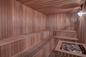 Eine Sauna mit Holzw änden und Bänken.