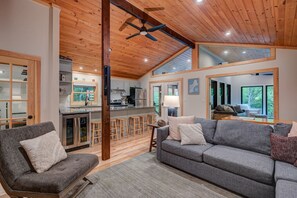 Télévision, cheminée, livres