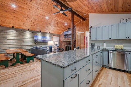 Family-Friendly Chalet: Hot Tub, Games, Fire Pit