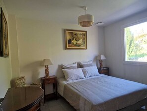 3 bedrooms, iron/ironing board, WiFi, bed sheets