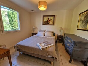 3 bedrooms, iron/ironing board, WiFi, bed sheets