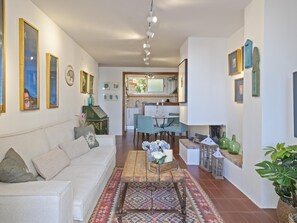 TV, fireplace