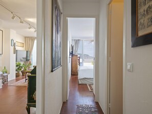 2 bedrooms, iron/ironing board, internet, bed sheets