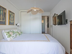 2 bedrooms, iron/ironing board, Internet, bed sheets