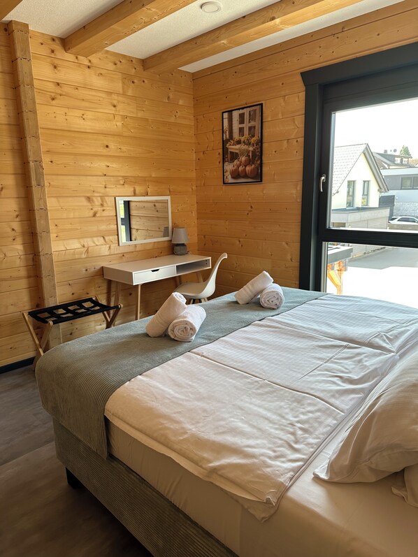 3 bedrooms, iron/ironing board, WiFi, bed sheets