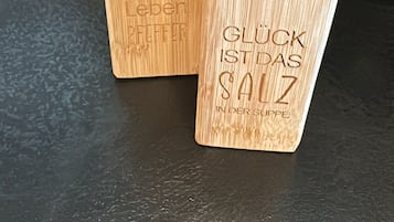 Haartrockner, Handtücher, Seife, Toilettenpapier