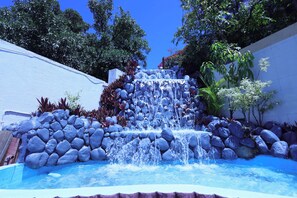 Outdoor pool - Hotel King Garden (Mahabaleshwar)