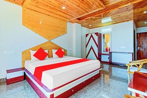 Deluxe Room | Desk, iron/ironing board, free WiFi, bed sheets