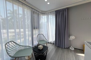 Deluxe Villa | Minibar, odada kasa, masa, ütü/ütü masası 