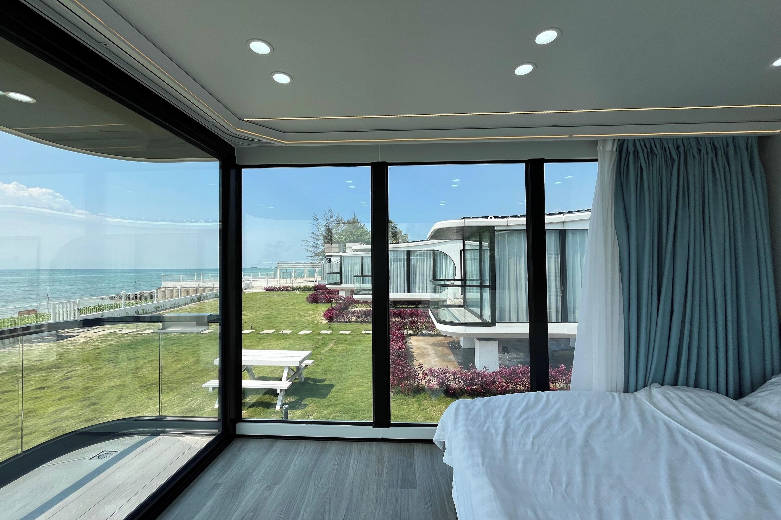 Deluxe villa | Een minibar, een kluis op de kamer, een bureau