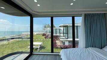 Deluxe Villa | Minibar, in-room safe, desk, iron/ironing board