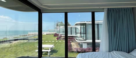 Deluxe Villa | Minibar, in-room safe, desk, iron/ironing board