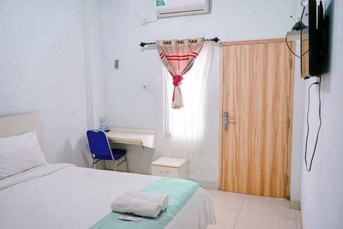 Desk, free WiFi, bed sheets