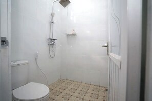 Deluxe Room | Shared kitchen | Coffee/tea maker, electric kettle