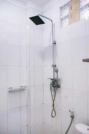 Deluxe Room | Bathroom | Shower, free toiletries, towels - Griya Safitri Syariah (Palembang)