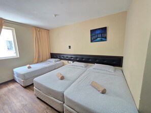 Habitación triple superior | Minibar, escritorio y espacio para trabajar con laptop 