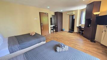 Minibar, escritorio y espacio para trabajar con laptop