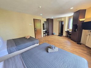 Premium kamer | Een minibar, een bureau, een laptopwerkplek, een strijkplank/strijkijzer