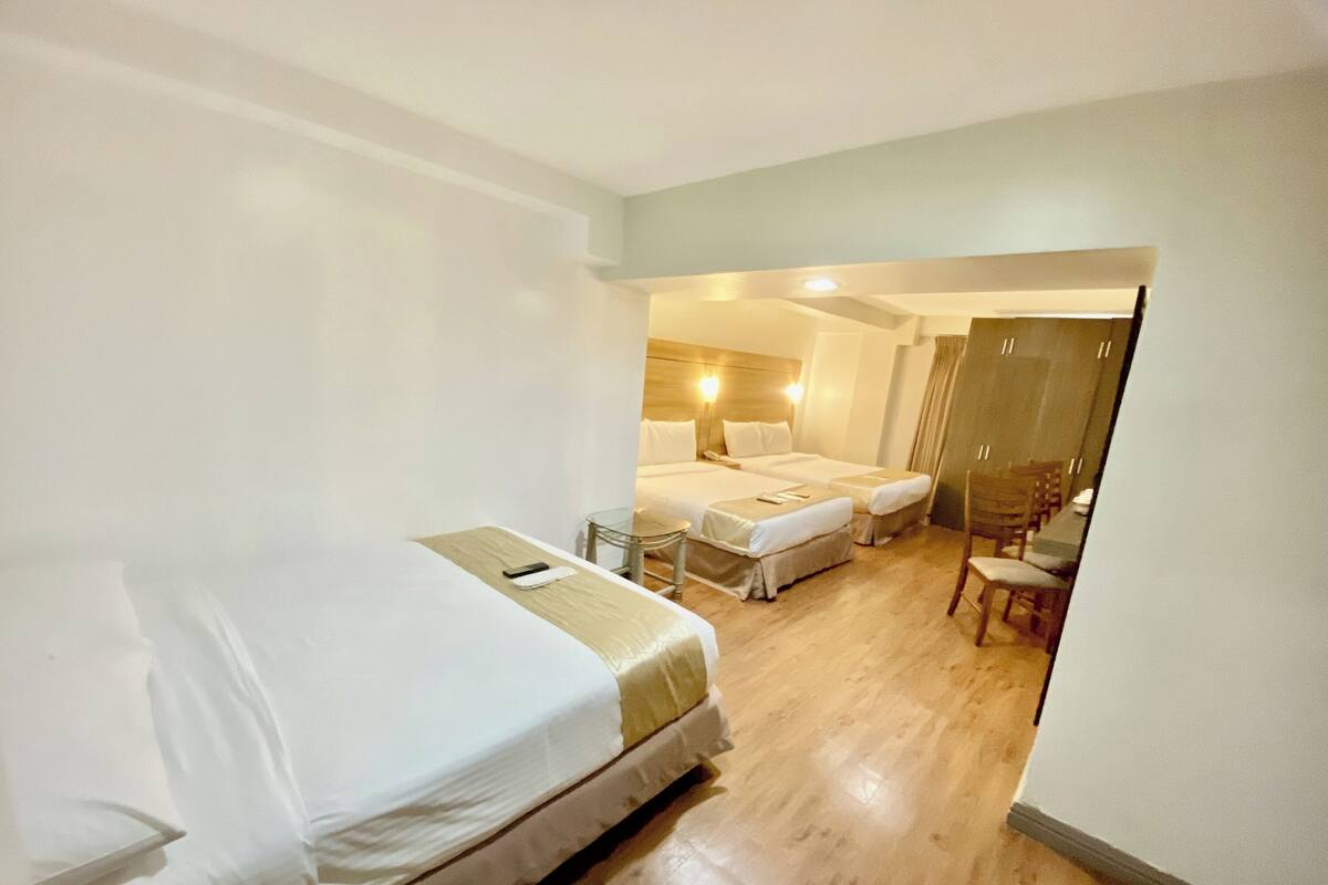 Superior Family Room | Schreibtisch, Bügeleisen/Bügelbrett, kostenloses WLAN, Bettwäsche