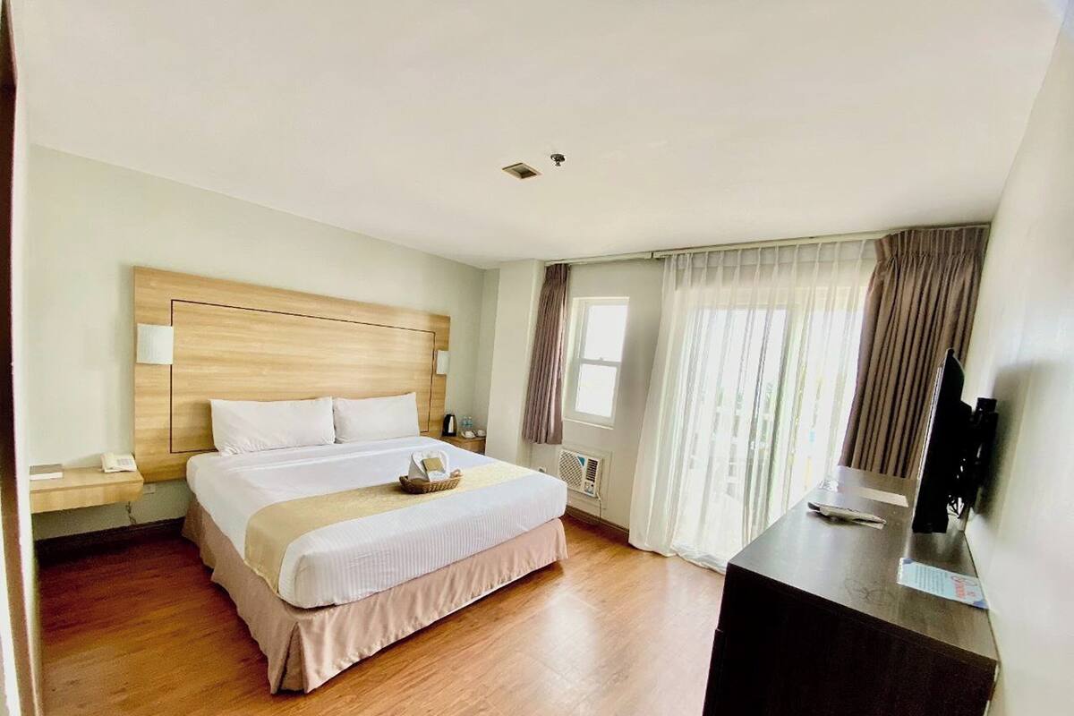Deluxe Lakeview King Room | Schreibtisch, Bügeleisen/Bügelbrett, kostenloses WLAN, Bettwäsche