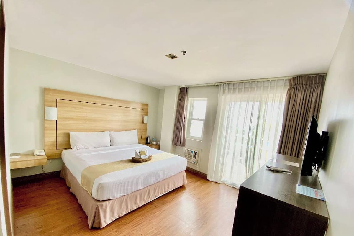 Deluxe Lakeview King Room | Bureau, fer et planche à repasser, Wi-Fi gratuit, draps fournis