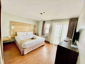 Deluxe Lakeview King Room | Skrivebord, strykejern/-brett, wi-fi (inkludert) og sengetøy