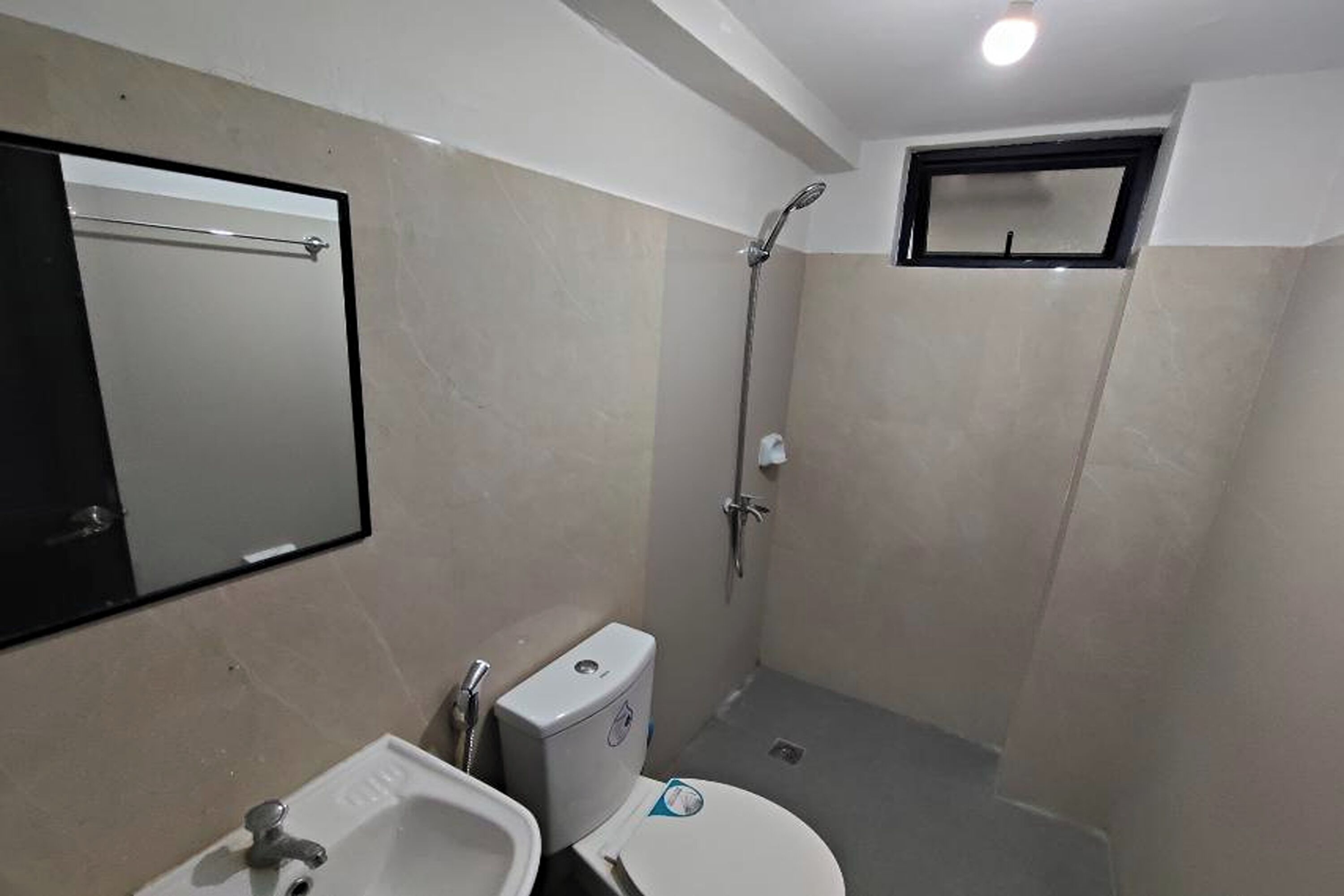 Un baño con lavamanos, inodoro y ducha.