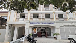 A building with a sign reading "BENEDIKTUS PILGERHAUS INN". - Benediktus Pilgerhaus Inn (Vigan)