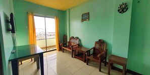 Family Suite | Living area | 32-inch flat-screen TV with cable channels - Dads Bayview Pension (Puerto Princesa)