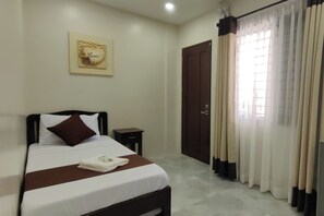Desk, free WiFi, bed sheets - Jmorino Pension House Palawan City Center (Puerto Princesa)