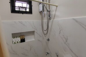 Doppelzimmer | Badezimmer | Dusche, kostenlose Toilettenartikel, Hausschuhe, Handtücher